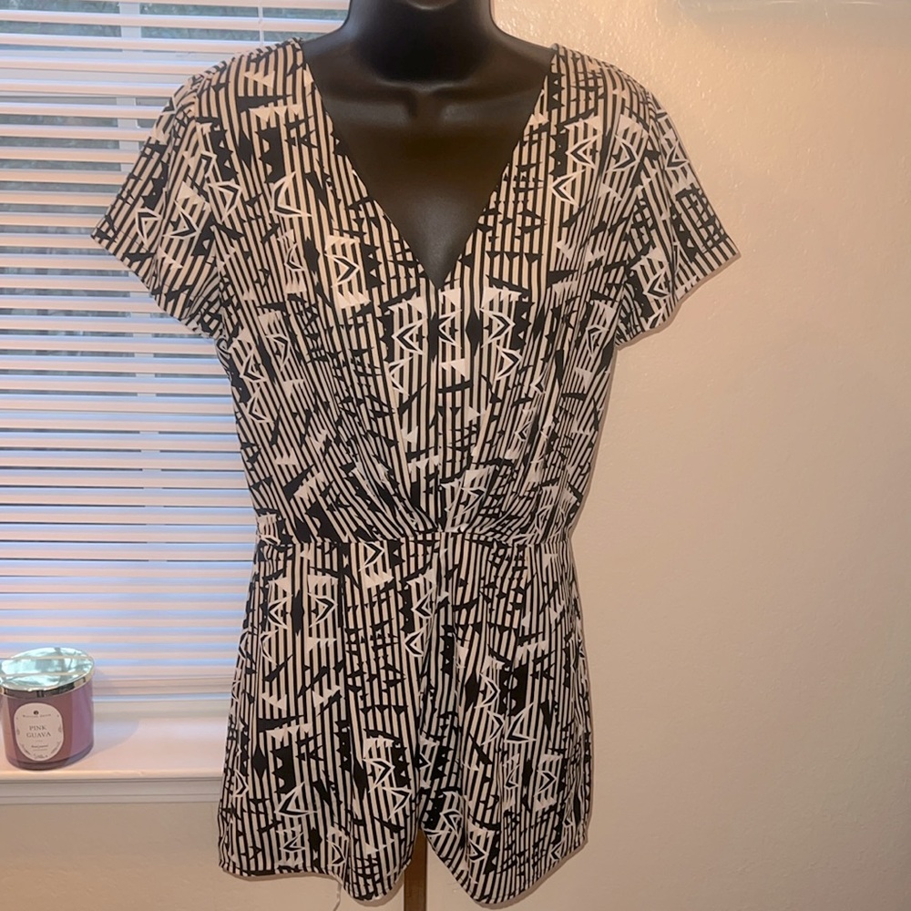 Beautiful v-neck printed short romper!